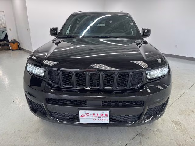 2023 Diamond Black Crystal Pearlcoat Jeep Grand Cherokee L Altitude 4X4 SUV