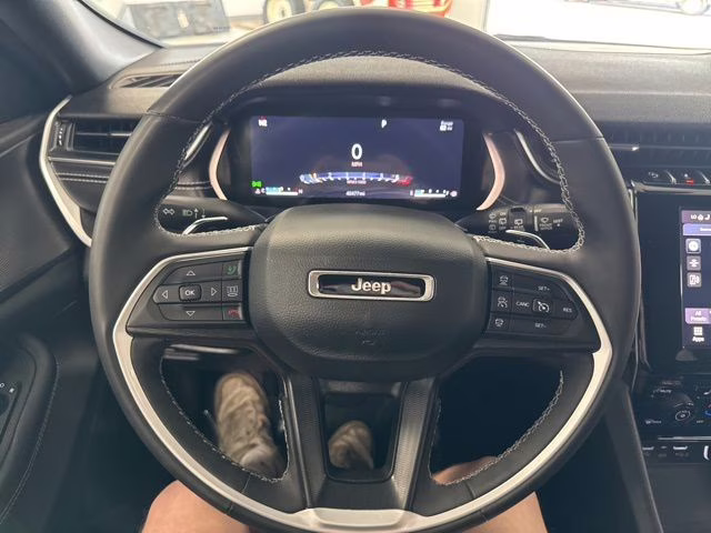 2023 Diamond Black Crystal Pearlcoat Jeep Grand Cherokee L Altitude 4X4 SUV