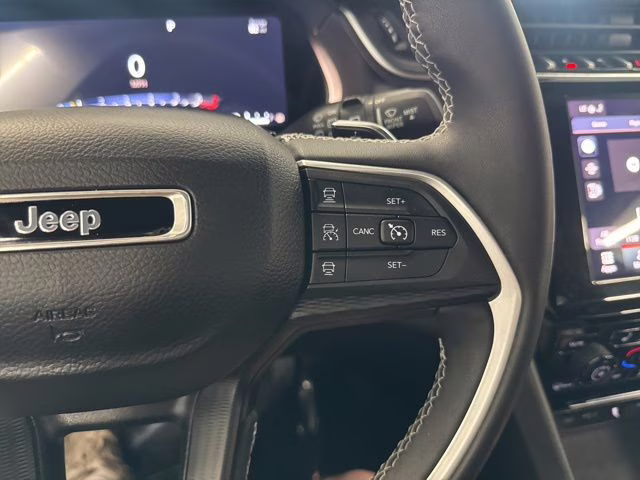 2023 Diamond Black Crystal Pearlcoat Jeep Grand Cherokee L Altitude 4X4 SUV