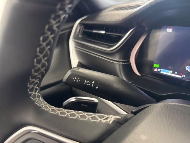 2023 Diamond Black Crystal Pearlcoat Jeep Grand Cherokee L Altitude 4X4 SUV