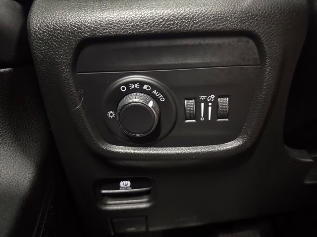 2023 Diamond Black Crystal Pearlcoat Jeep Grand Cherokee L Altitude 4X4 SUV