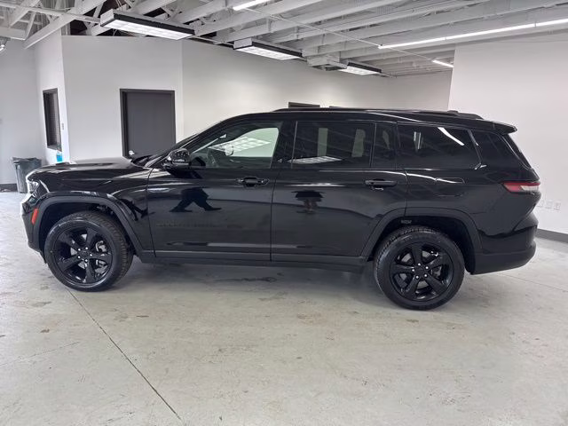 2023 Diamond Black Crystal Pearlcoat Jeep Grand Cherokee L Altitude 4X4 SUV