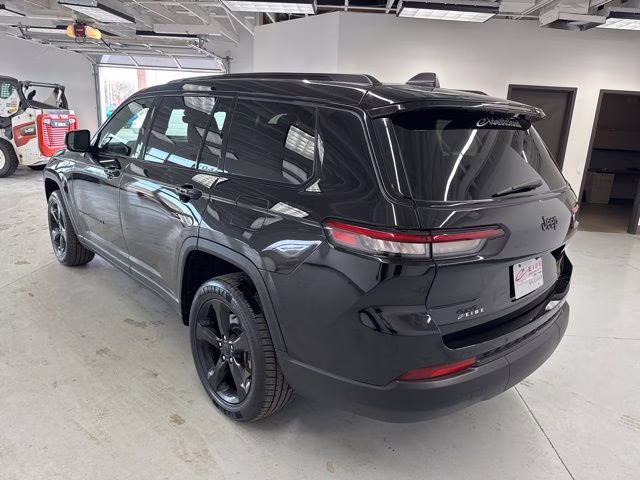 2023 Diamond Black Crystal Pearlcoat Jeep Grand Cherokee L Altitude 4X4 SUV