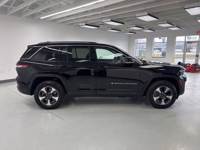 2023 Diamond Black Crystal Pearlcoat Jeep Grand Cherokee 4xe 4X4 SUV