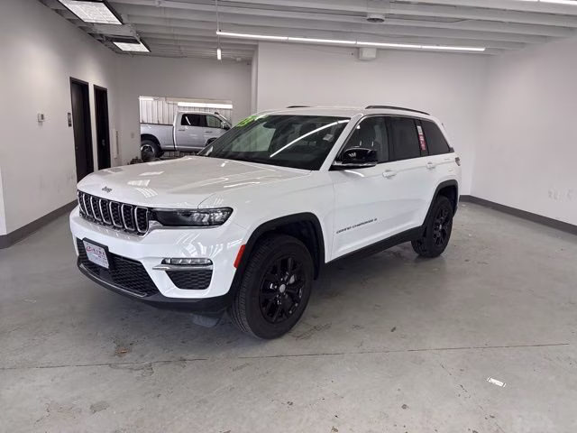 2023 Bright White Clearcoat Jeep Grand Cherokee Limited 4X4 SUV