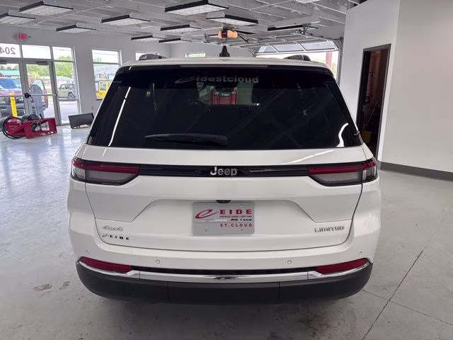 2023 Bright White Clearcoat Jeep Grand Cherokee Limited 4X4 SUV