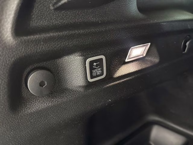 2023 Diamond Black Crystal Pearlcoat Jeep Grand Cherokee L Altitude 4X4 SUV