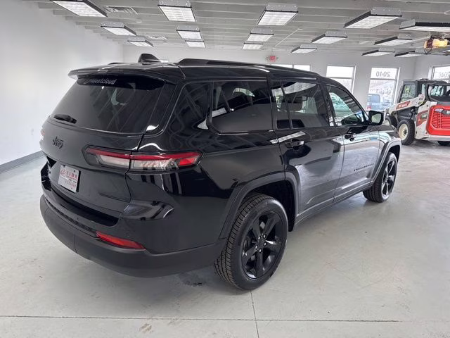 2023 Diamond Black Crystal Pearlcoat Jeep Grand Cherokee L Altitude 4X4 SUV