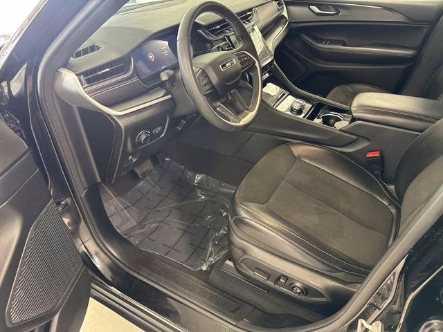 2023 Diamond Black Crystal Pearlcoat Jeep Grand Cherokee L Altitude 4X4 SUV