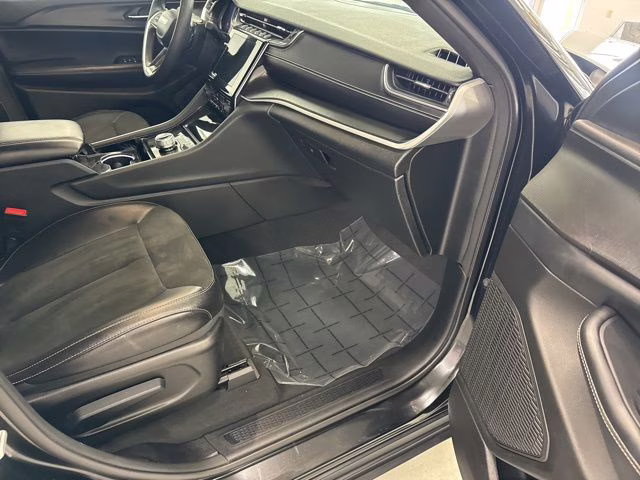 2023 Diamond Black Crystal Pearlcoat Jeep Grand Cherokee L Altitude 4X4 SUV