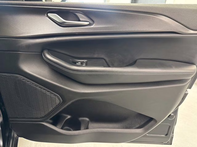 2023 Diamond Black Crystal Pearlcoat Jeep Grand Cherokee L Altitude 4X4 SUV