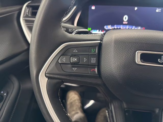 2023 Diamond Black Crystal Pearlcoat Jeep Grand Cherokee L Altitude 4X4 SUV