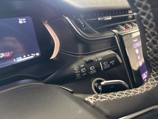 2023 Diamond Black Crystal Pearlcoat Jeep Grand Cherokee L Altitude 4X4 SUV