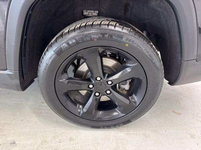 2023 Diamond Black Crystal Pearlcoat Jeep Grand Cherokee L Altitude 4X4 SUV