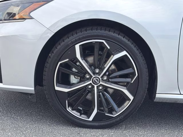 2024 Brilliant Silver Metallic Nissan Altima 2.5 SR FWD Sedan