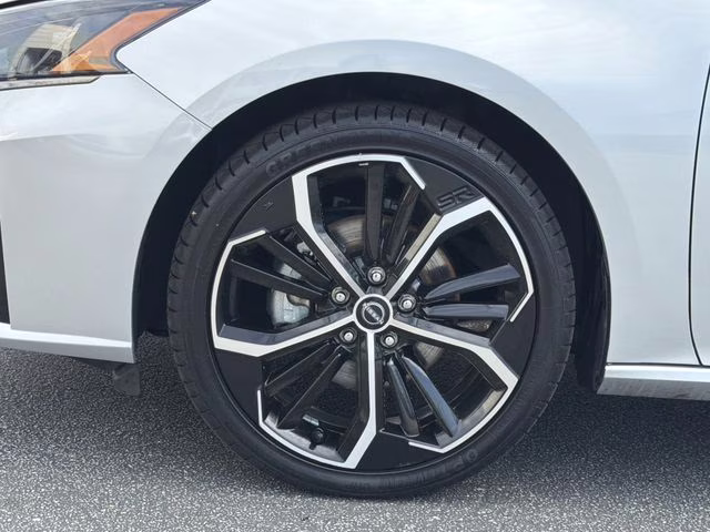 2024 Brilliant Silver Metallic Nissan Altima 2.5 SR FWD Sedan