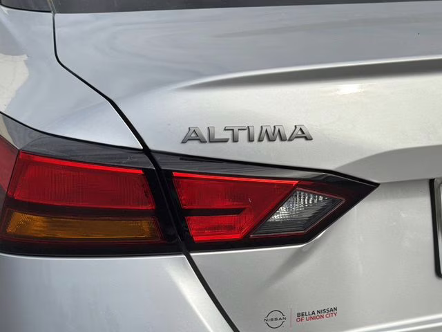 2024 Brilliant Silver Metallic Nissan Altima 2.5 SR FWD Sedan