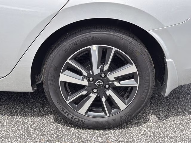 2025 Brilliant Silver Metallic Nissan Versa 1.6 S FWD Sedan