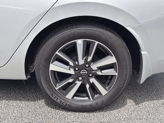 2025 Brilliant Silver Metallic Nissan Versa 1.6 S FWD Sedan