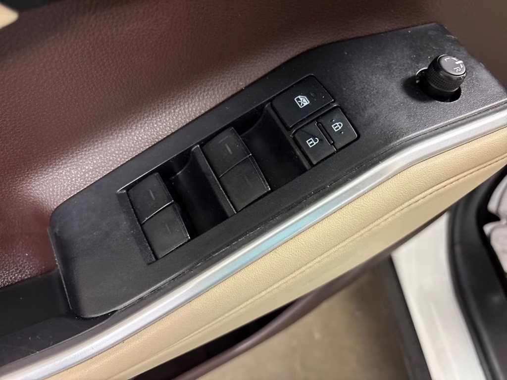 2022 Pearl Toyota Highlander XLE FWD SUV