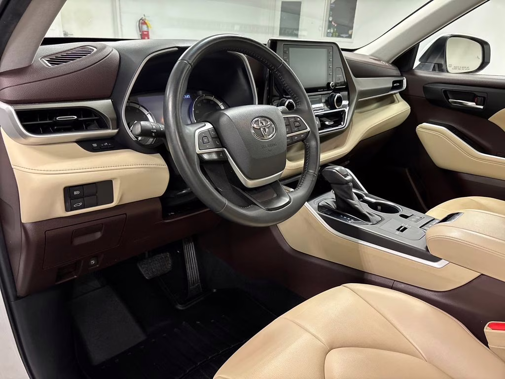 2022 Pearl Toyota Highlander XLE FWD SUV