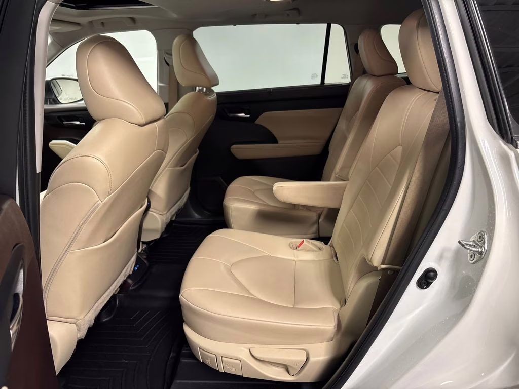 2022 Pearl Toyota Highlander XLE FWD SUV