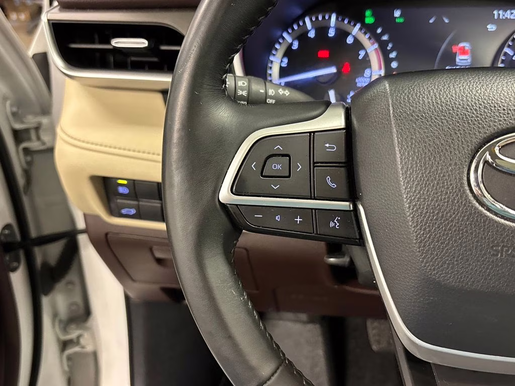 2022 Pearl Toyota Highlander XLE FWD SUV