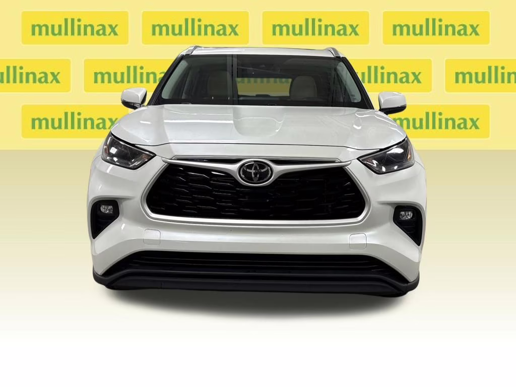 2022 Pearl Toyota Highlander XLE FWD SUV