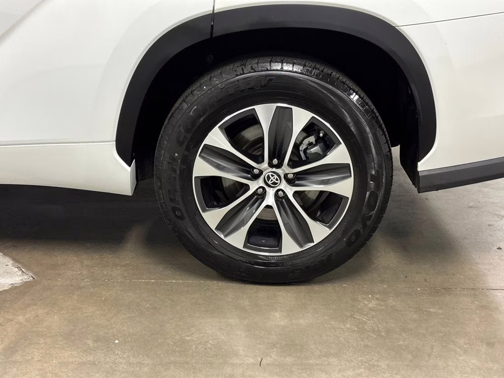 2022 Pearl Toyota Highlander XLE FWD SUV