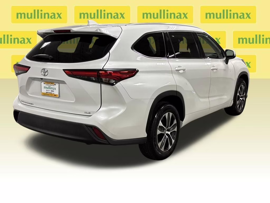 2022 Pearl Toyota Highlander XLE FWD SUV
