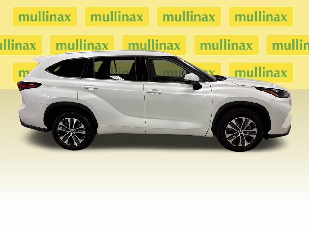 2022 Pearl Toyota Highlander XLE FWD SUV