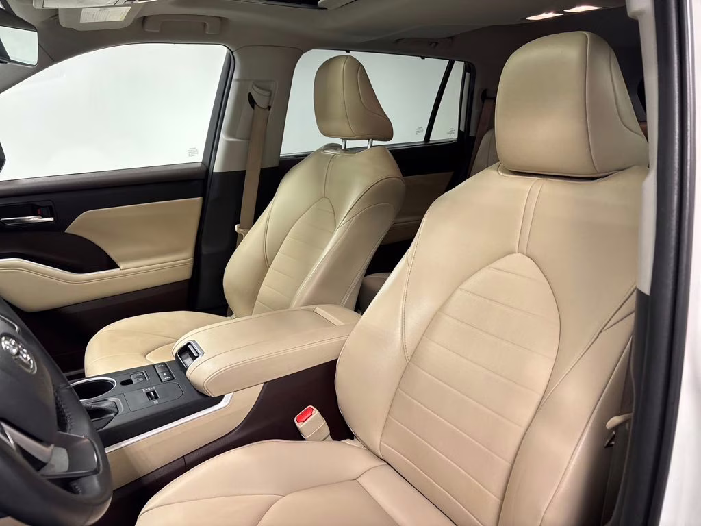 2022 Pearl Toyota Highlander XLE FWD SUV