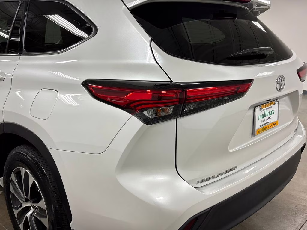 2022 Pearl Toyota Highlander XLE FWD SUV