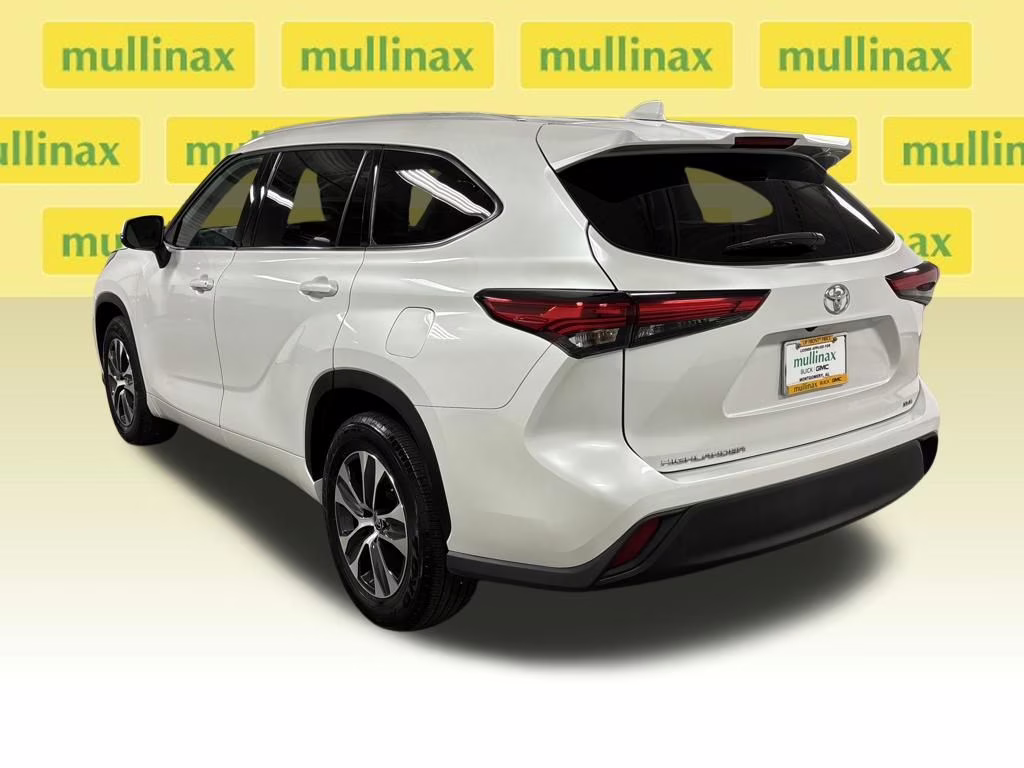 2022 Pearl Toyota Highlander XLE FWD SUV
