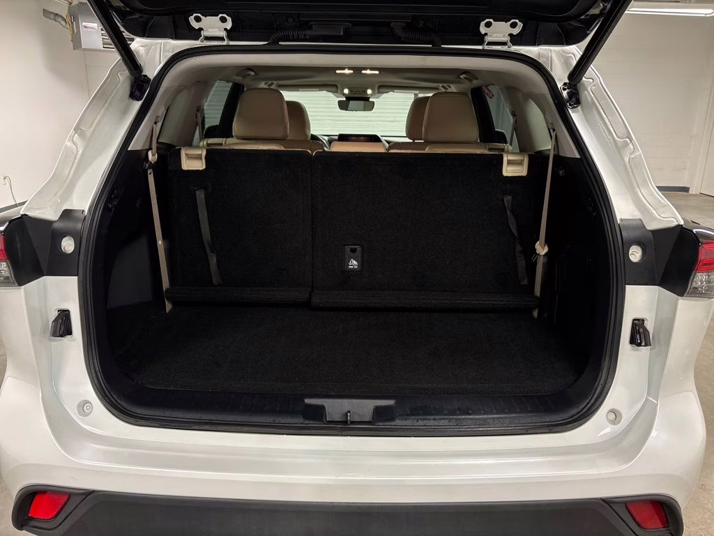 2022 Pearl Toyota Highlander XLE FWD SUV