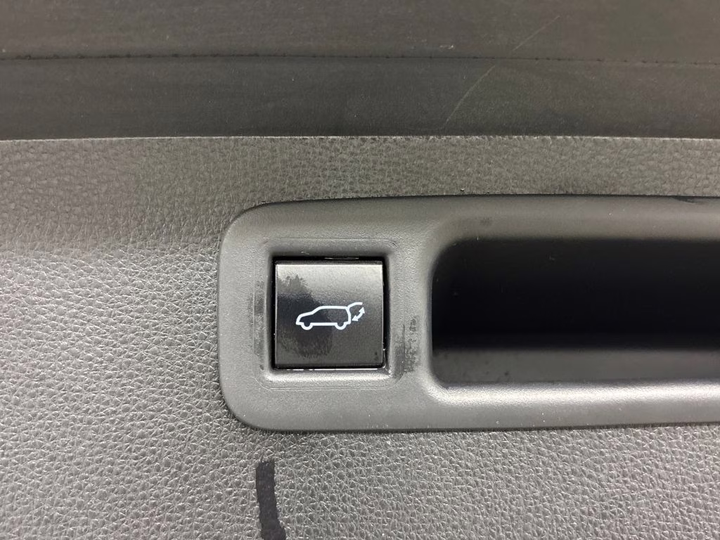 2022 Pearl Toyota Highlander XLE FWD SUV