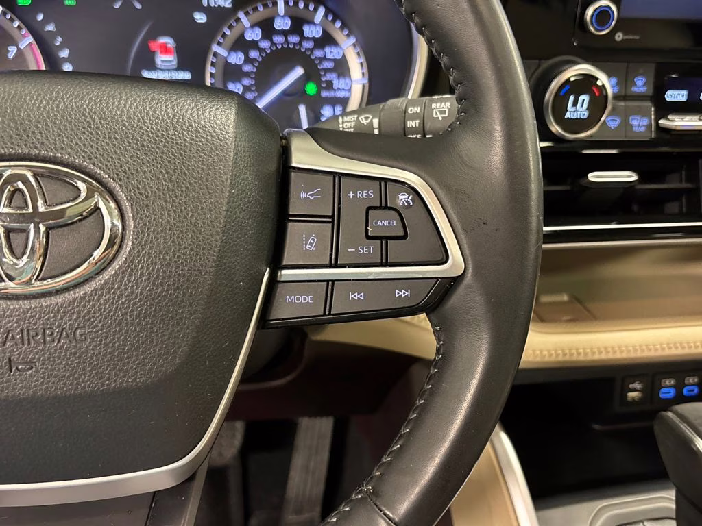 2022 Pearl Toyota Highlander XLE FWD SUV