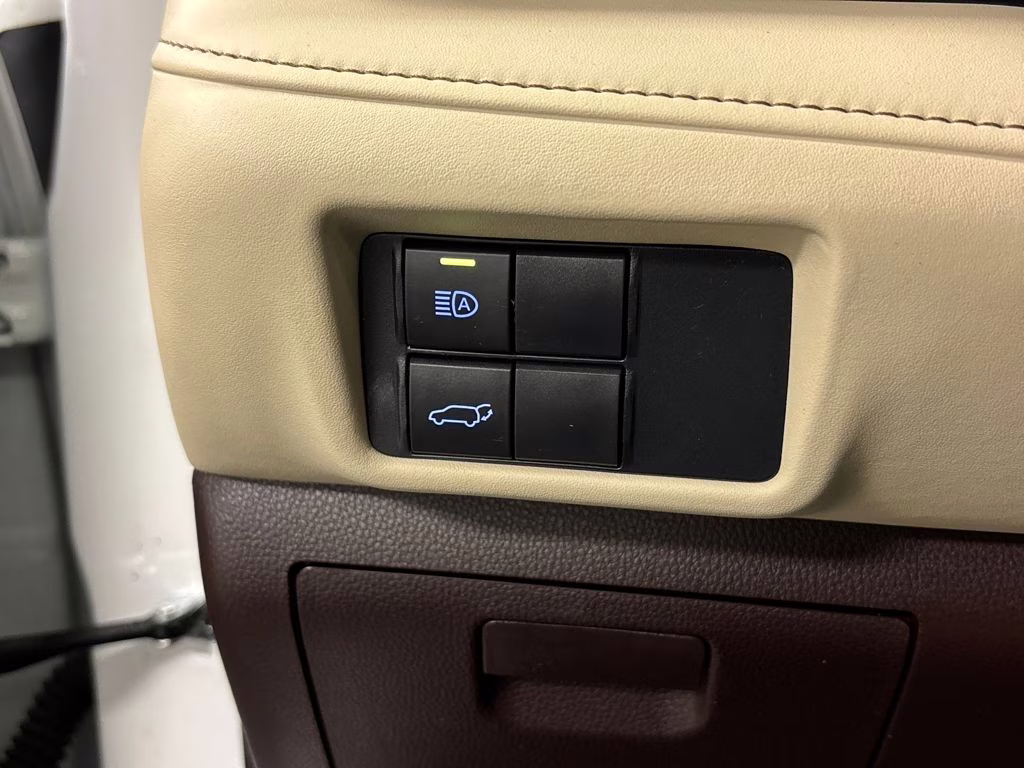 2022 Pearl Toyota Highlander XLE FWD SUV