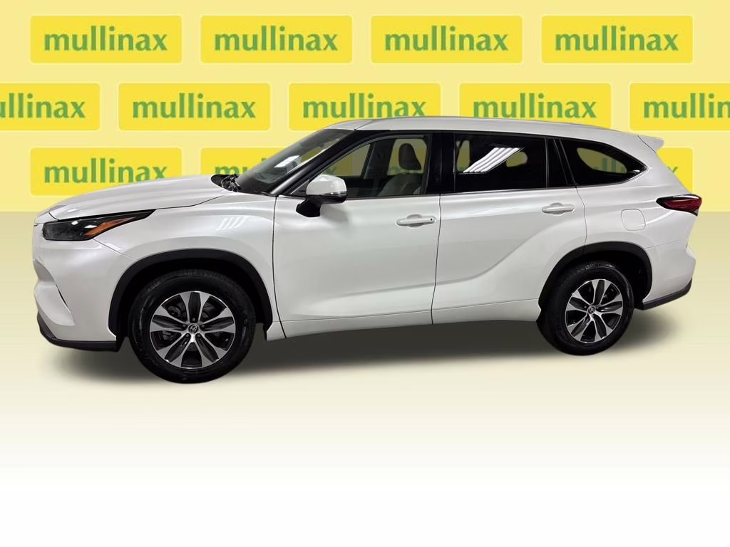2022 Pearl Toyota Highlander XLE FWD SUV