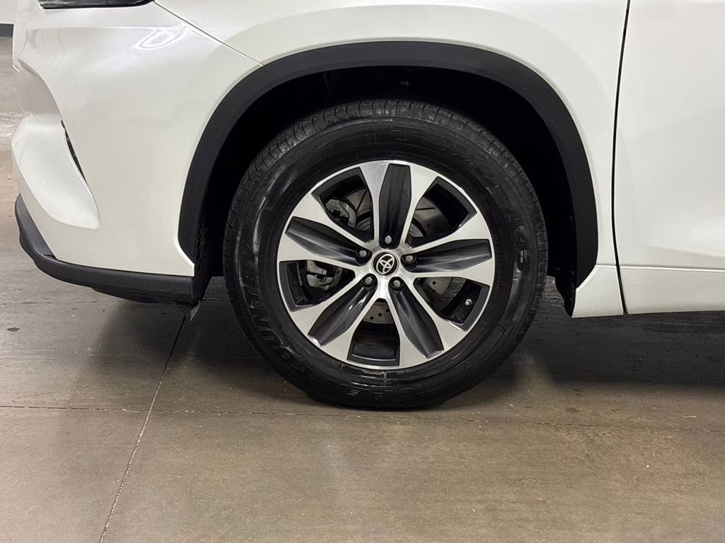 2022 Pearl Toyota Highlander XLE FWD SUV