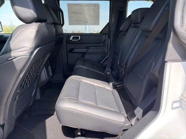2026 Oxford White Ford Bronco Badlands 4X4 SUV