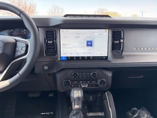 2026 Oxford White Ford Bronco Badlands 4X4 SUV