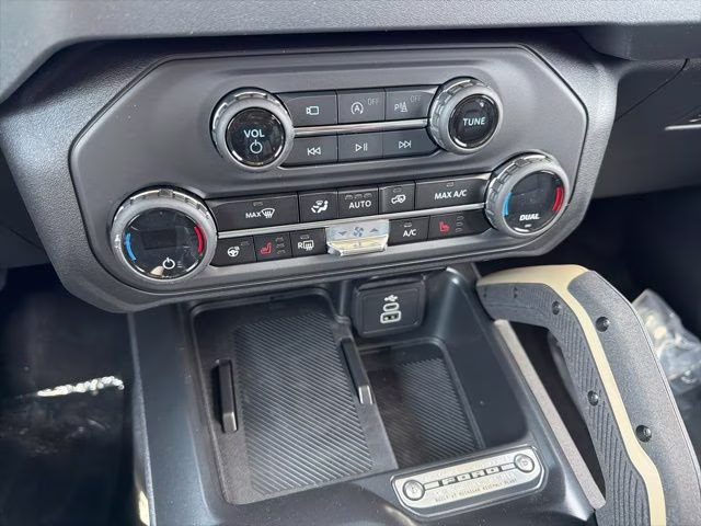 2026 Oxford White Ford Bronco Badlands 4X4 SUV