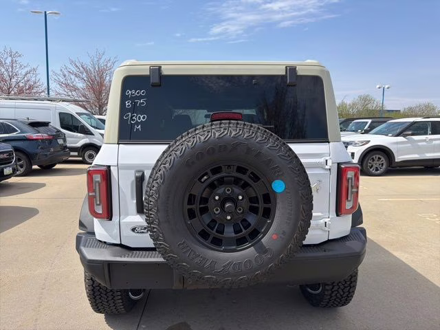 2026 Oxford White Ford Bronco Badlands 4X4 SUV