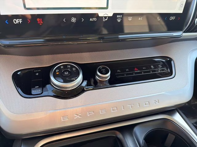 2026 Glacier Gray Metallic Tri-Coat Ford Expedition Active 4X4 SUV