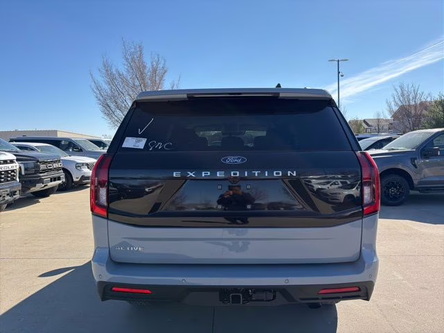 2026 Glacier Gray Metallic Tri-Coat Ford Expedition Active 4X4 SUV