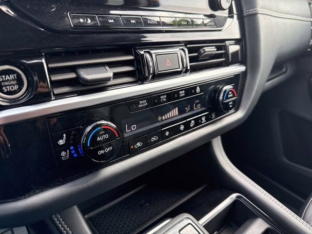 2024 Pearl White Tricoat Nissan Pathfinder Platinum 4X4 SUV