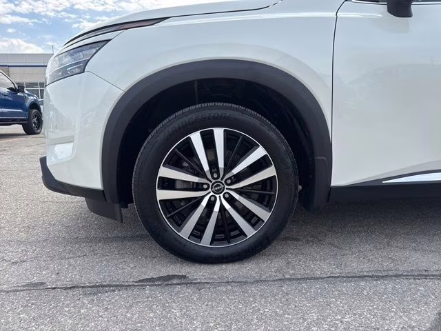 2024 Pearl White Tricoat Nissan Pathfinder Platinum 4X4 SUV