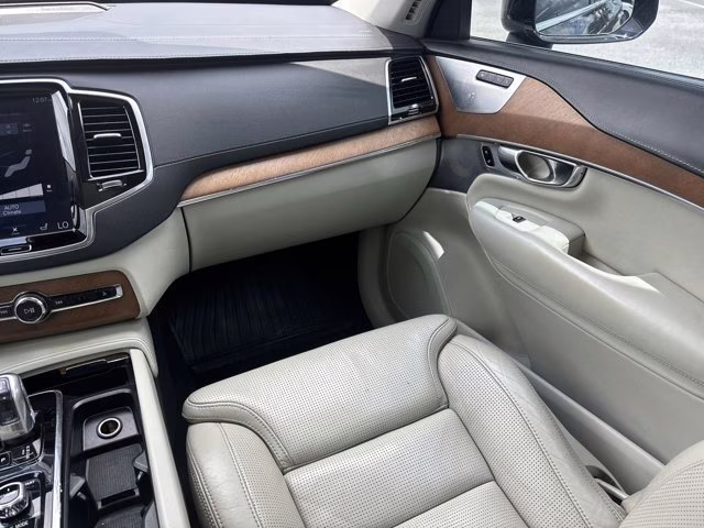 2017 Onyx Black Metallic Volvo XC90 T8 Inscription AWD SUV