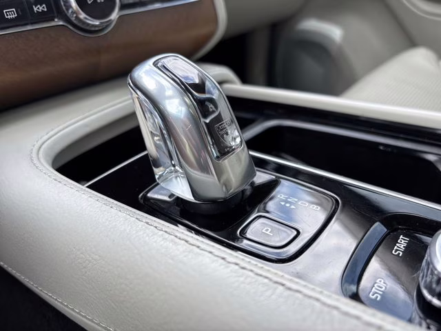 2017 Onyx Black Metallic Volvo XC90 T8 Inscription AWD SUV